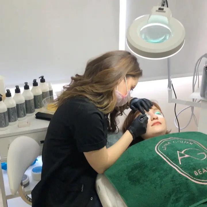 Liftingliyoruuzz - Aleyna Gülten kalıcı makyaj uygulaması sırasında