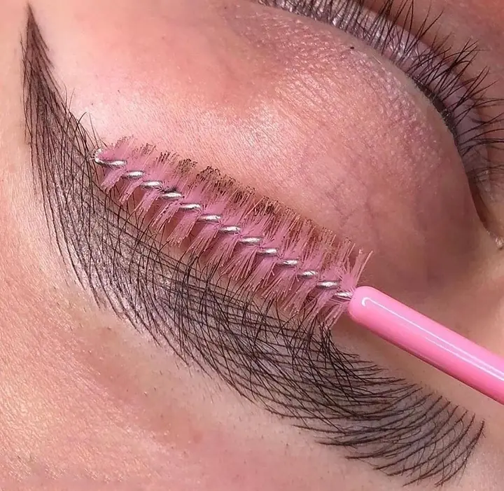 Microblading işleminin güzelliği - Kalıcı makyaj işlem aşaması